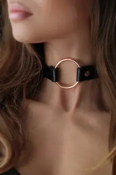 Rosy Gold Adjustable Choker Black - Elegant Metal Ring Detail